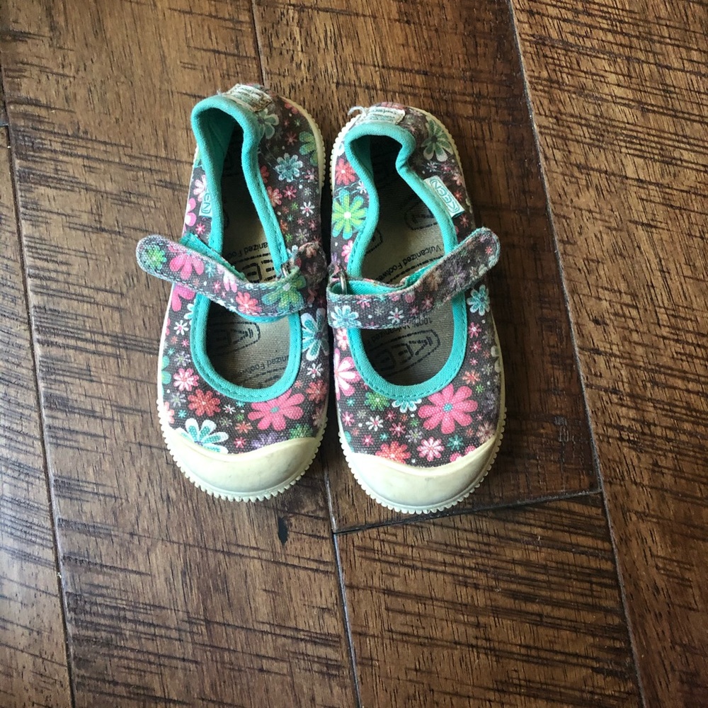 Keens little girls size 8